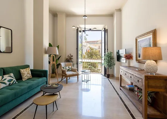 Chezmoihomes Town Hall Apartment